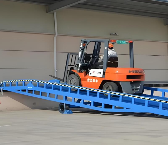 霍城移动式卸货平台（叉车用）